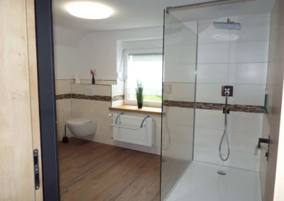 Modernes, großes Badezimmer einer Ferienunterkunft in Bolsdorf (bei Hillesheim) mit Tageslicht.