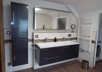 Modernes, großes Badezimmer einer Ferienunterkunft in Bolsdorf (bei Hillesheim) mit Tageslicht.