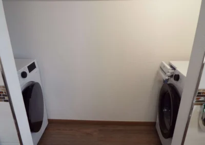 Modernes, großes Badezimmer einer Ferienunterkunft in Bolsdorf (bei Hillesheim) mit Waschmaschine und Trockner.