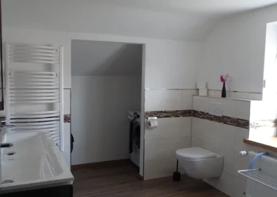 Modernes, großes Badezimmer einer Ferienunterkunft in Bolsdorf (bei Hillesheim) mit Tageslicht.